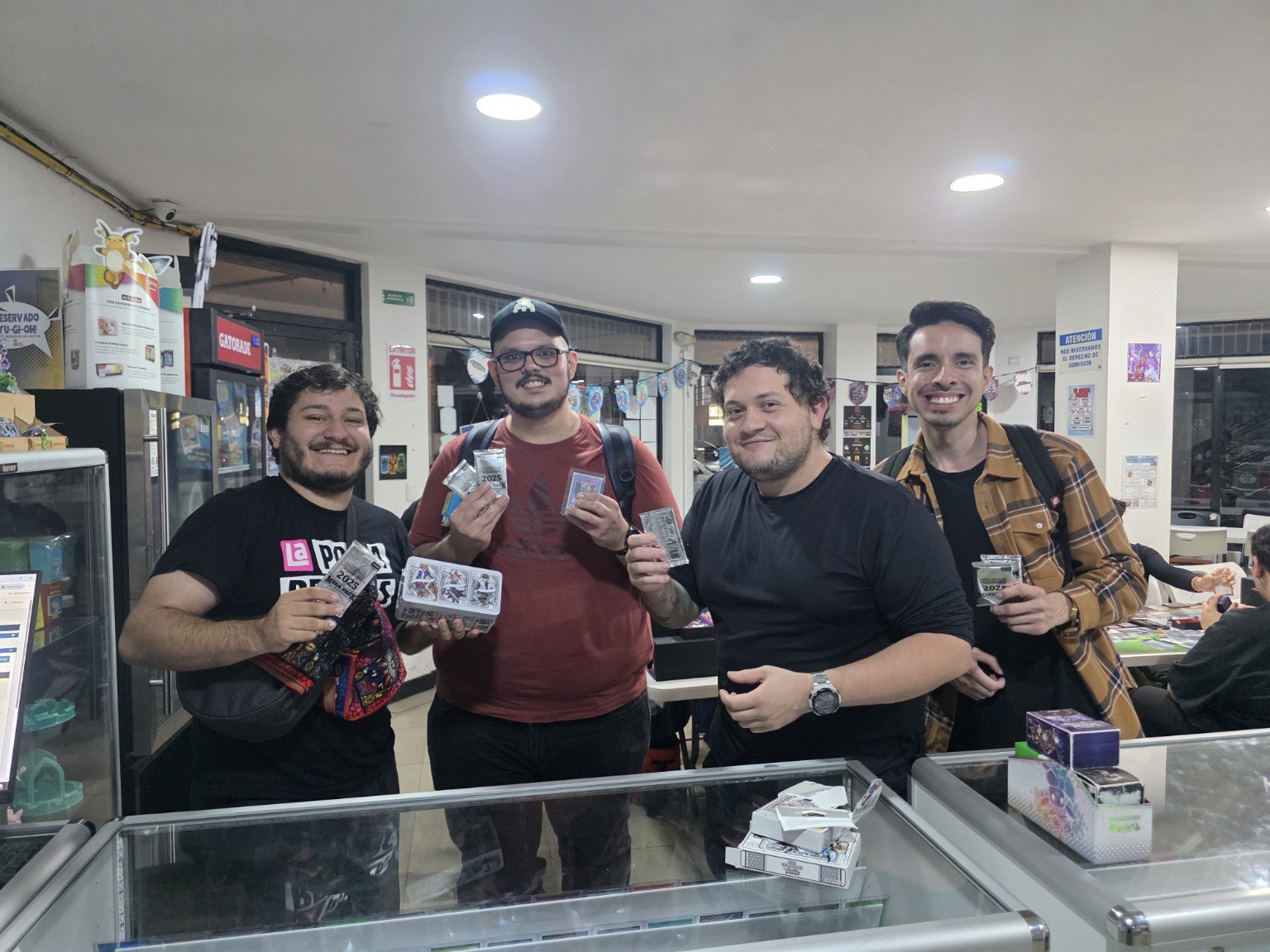 Duelo de cartas de Yu-Gi-Oh! sobre un tapete morado.